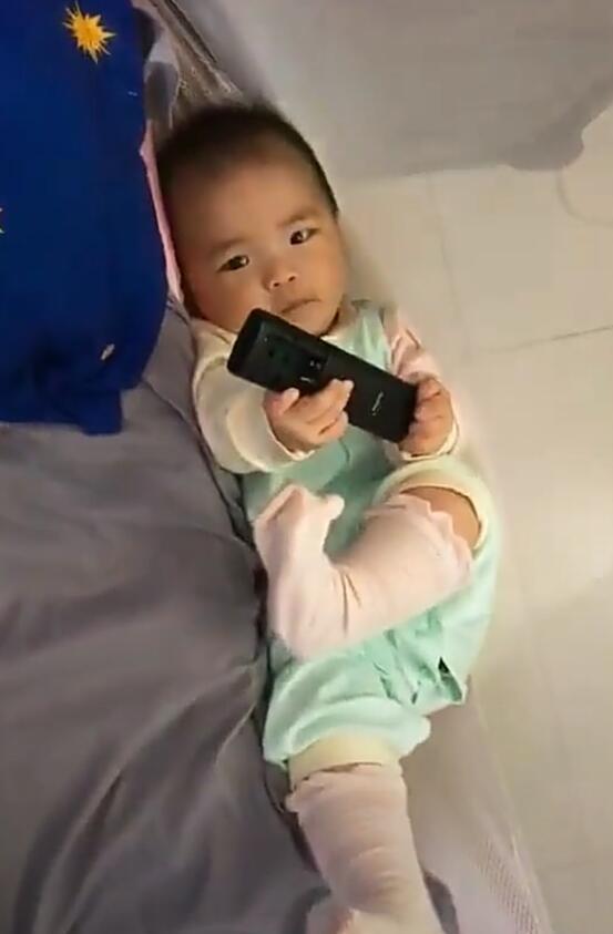 妈妈快来救我！夏季挂蚊帐后宝宝妖娆的掉床方式，妈妈表示没眼看