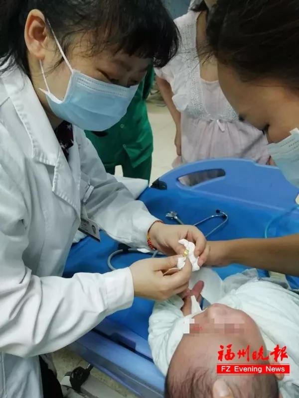 福州3个月婴儿，吞下金戒指！这个救命方法要牢记