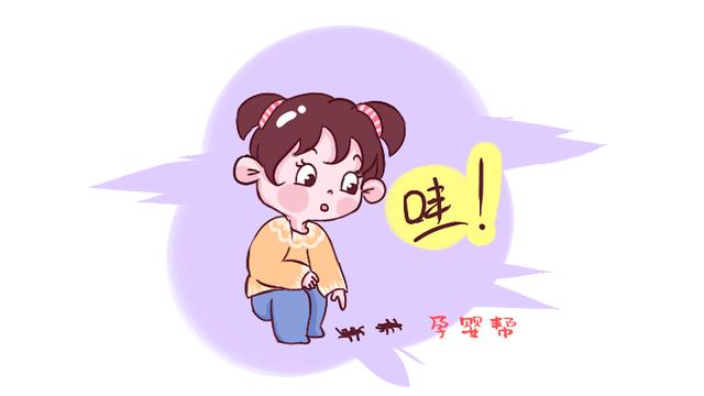 3岁女孩和蚂蚁“交谈”，这对话内容，让一旁的妈妈笑抽了