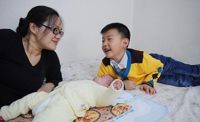 有一些孕妇上厕所的工夫，就轻松的生下了孩子，这一情况正常吗？