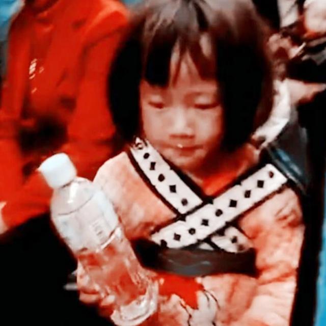 火车上,4岁小姑娘背着小宝宝在车厢里穿梭,让人心疼泪目