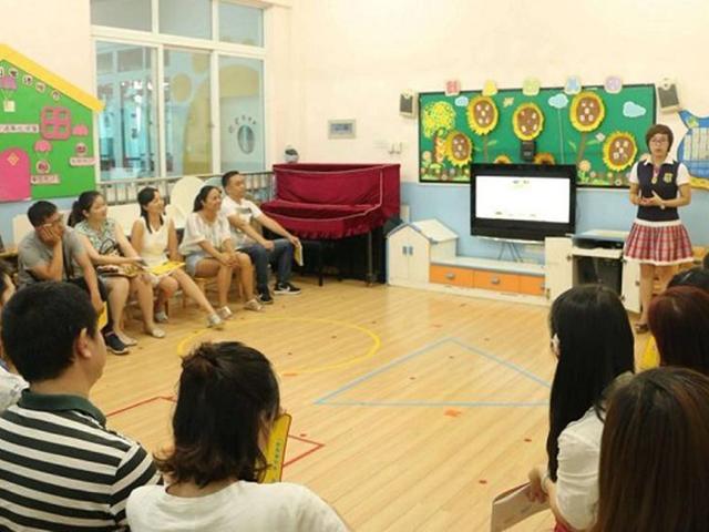 参加孩子的家长会，穿着打扮要注意这几点，以免让孩子变得自卑