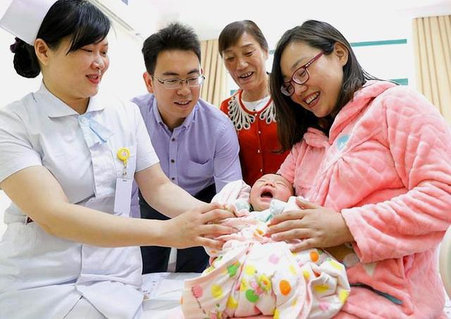 新生儿睡觉时,经常会偷笑,出现这一情况正常吗?