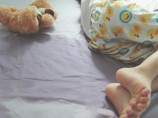 孩子不敢参加夏令营的秘密：怕床单湿被笑