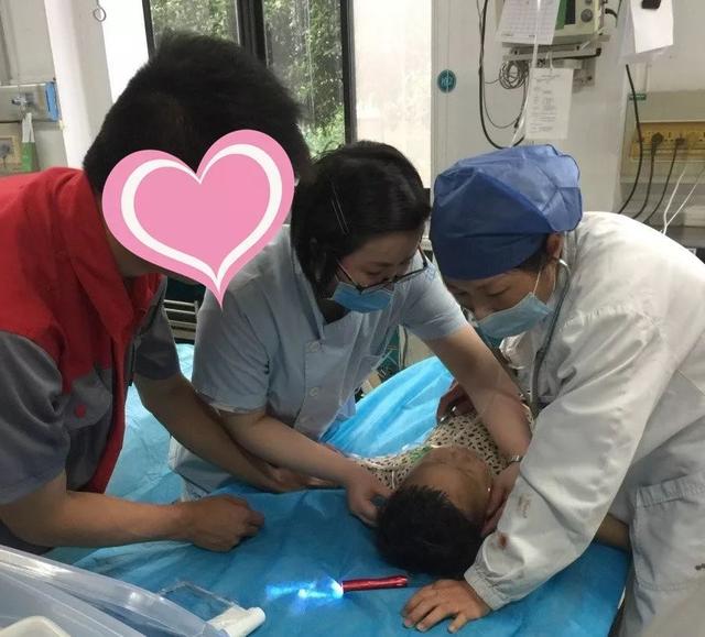 3岁宝宝吃樱桃窒息，家长这一系列教科书式急救，救了孩子一命