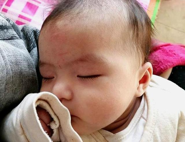 新生儿睡觉时,经常会偷笑,出现这一情况正常吗?