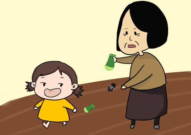 孩子光脚丫满地跑，婆婆满屋追，妈妈却出言阻止，原因很科学