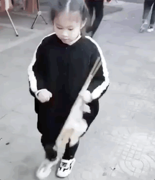 5岁女孩偷拍照刷屏，爸爸一句话让人羡慕又惭愧