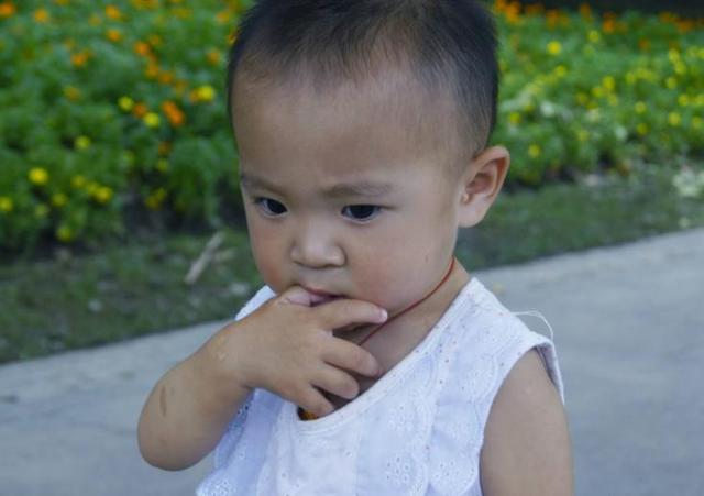 孩子到了这个年龄,就开始有“性意识”了,就该和孩子分床睡了