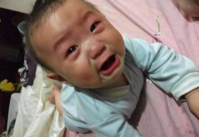 半夜娃哭闹，宝妈咋对付装睡老公的？当薯片打开的一瞬，老公醒了