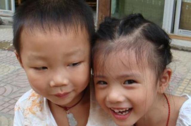 孩子到了这个年龄,就开始有“性意识”了,就该和孩子分床睡了