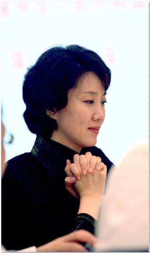 央视56岁女主持李修平素颜近照曝光,网友:一点都不显老
