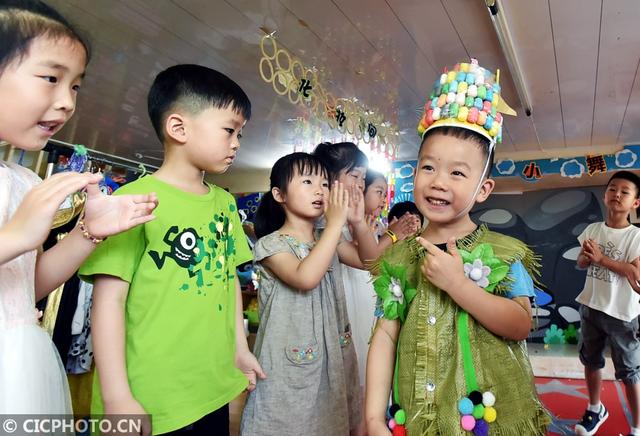 娃娃走秀“环保时装”