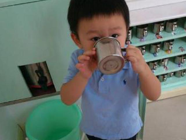 幼儿园放学孩子哀求妈妈要喝水，当妈妈知道真相后，眼角湿润了