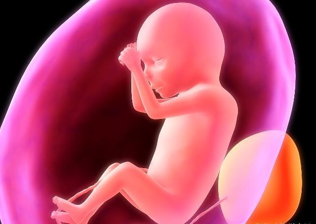 宝宝睡觉时，双手举高，这种情况正常吗？3个原因解释得很明白