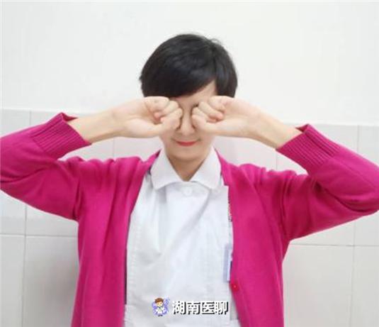 3岁女童双眼弱视变眯眯眼，幼儿眼睛出现3类症状，家长须警惕
