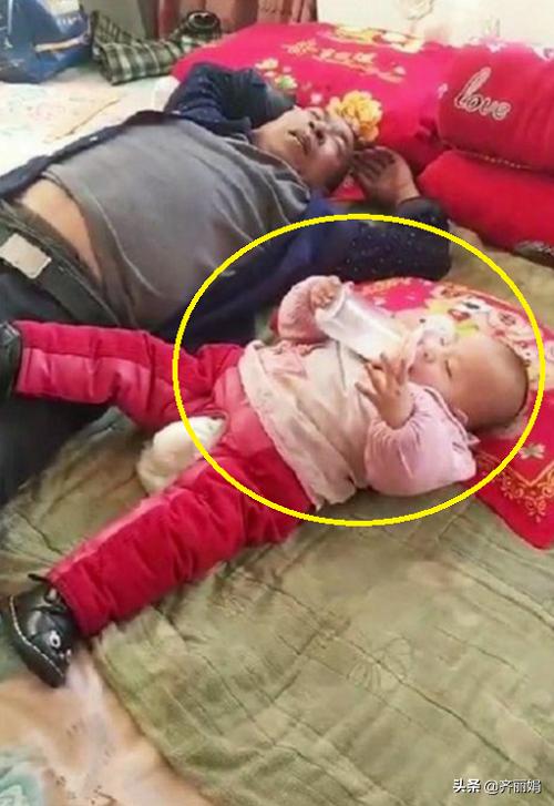 爷爷哄孙子睡觉，结果自己却睡着了，网友：画面好有爱