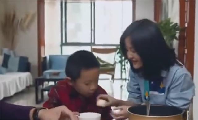 全职宝妈出门当保姆，挣的工资用来请保姆，两种生活却全然不同