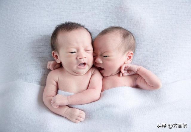 有一对双胞胎“妈妈”，是什么样子的？网友：求孩子心理阴影面积