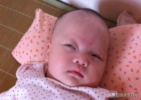 新生儿睡着后翻白眼，宝妈着急上火，医生却非常淡定