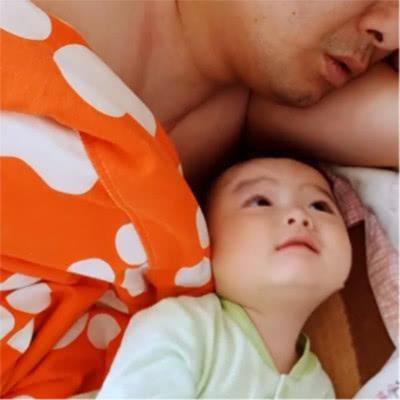 爸爸哄宝宝睡觉，自己先睡着了，一旁的宝宝：这届家长真难带