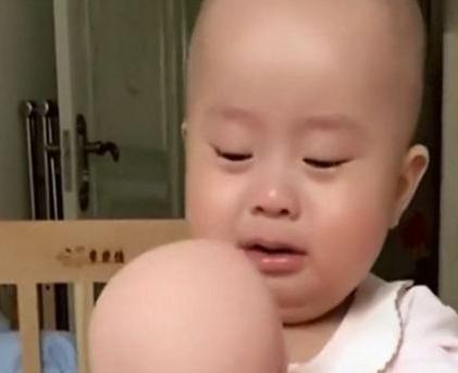 宝妈告诉儿子给他生了个弟弟，儿子看着手中的“弟弟”，反应真逗