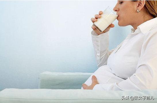 孕期盲目补钙要不得，如果孕妈身体出现这4个症状，才需要补钙