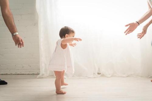 宝宝学步不宜过早，预防八字脚哦