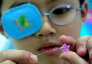 孩子“眯眯眼”，当心是弱视。0至3岁为儿童视力发育的关键时期，发现孩子有特殊视力问题一定要早检查