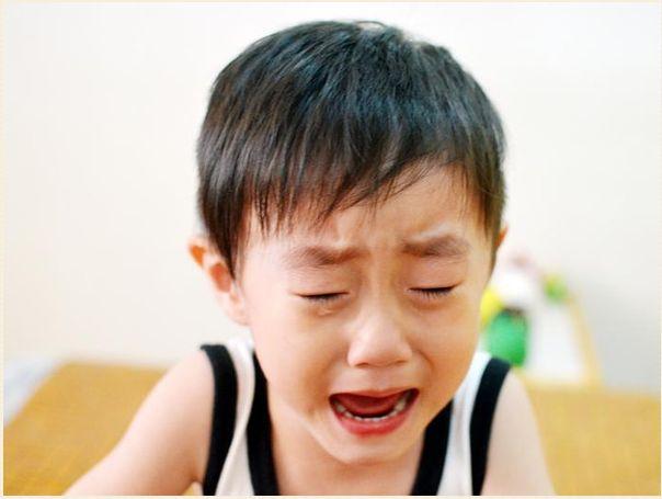 面对孩子的哭泣，家长常用2种错误的应对方式，只会伤害孩子