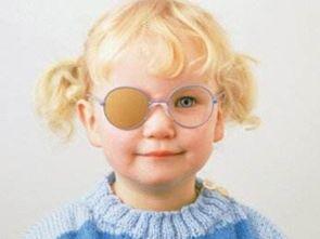 孩子“眯眯眼”，当心是弱视。0至3岁为儿童视力发育的关键时期，发现孩子有特殊视力问题一定要早检查