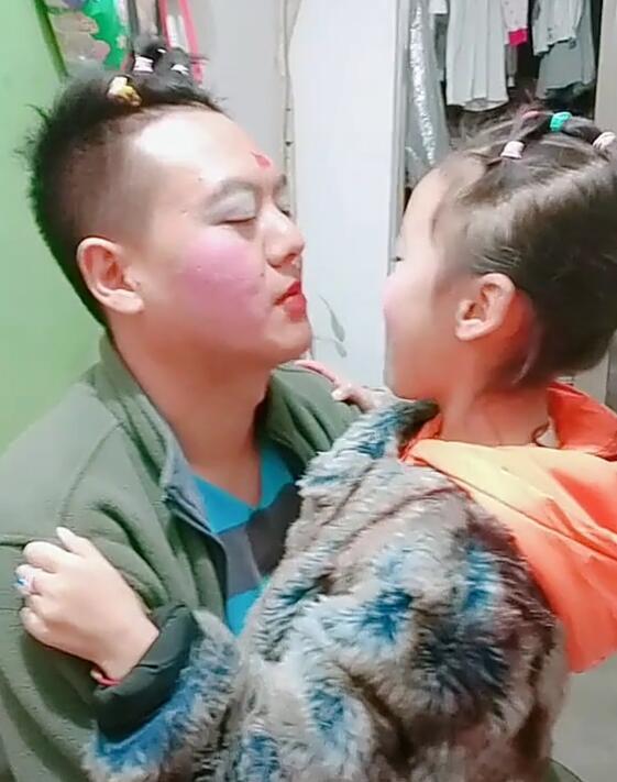 当“女儿奴”遭遇化妆敏感期，网友：过端午，爸爸们要现原形了