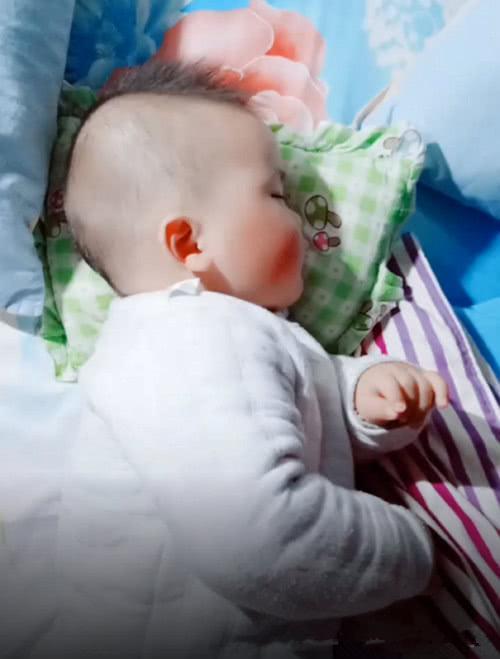 不看孩子下半截，你永远不知道他的睡姿是怎样的？真真长见识了