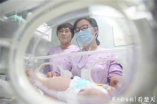 女婴一出生就突发肺出血 医护人员14天接力救回小生命