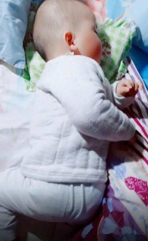 不看孩子下半截，你永远不知道他的睡姿是怎样的？真真长见识了