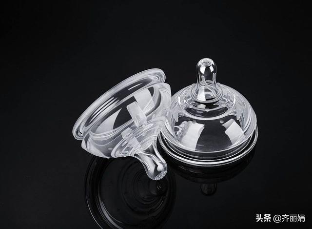 给宝宝拍嗝后还吐奶是怎么回事？妈妈别惊慌，可能是你用错了方法
