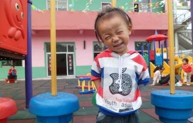 9月份出生就要晚一年上小学，宝妈懊悔，专家却说：晚一年更好