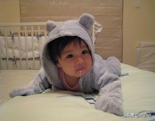 给宝宝拍嗝后还吐奶是怎么回事？妈妈别惊慌，可能是你用错了方法
