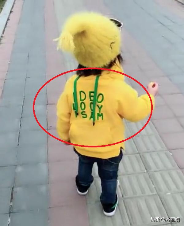 爸爸故意给女儿穿反衣服，看到正面后妈妈无力吐槽：真是亲爸