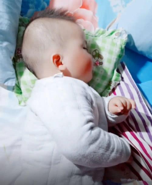 不看孩子下半截，你永远不知道他的睡姿是怎样的？真真长见识了