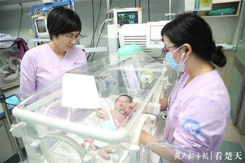 女婴一出生就突发肺出血 医护人员14天接力救回小生命