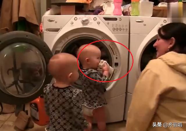 国外一对双胞胎好奇闻袜子，宝妈居然不制止，网友：好萌好可爱