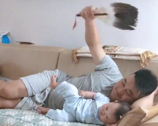 “超享受父子”躺沙发上乘凉火了，萌娃：嗯，得劲儿