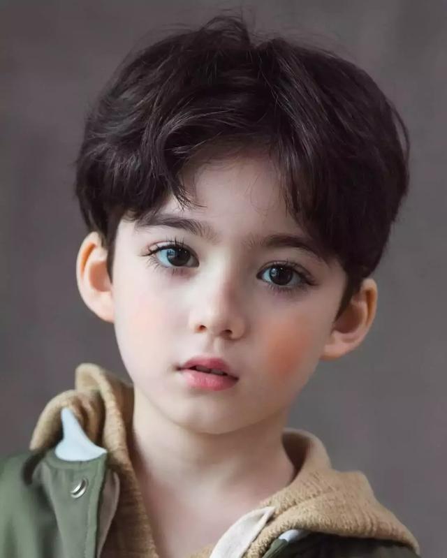 小男孩因太帅涨粉百万，看到他颜值后，网友：上辈子拯救了银河系