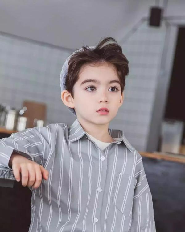 小男孩因太帅涨粉百万，看到他颜值后，网友：上辈子拯救了银河系