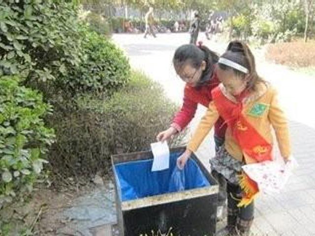 家教有多重要，两个孩子在车上的不同举动，预见人生