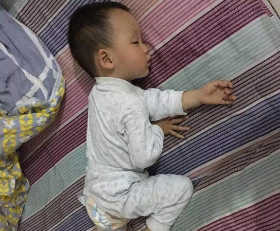 孩子睡觉踢被子，除了热，还可能和这2个情况有关，别忽视