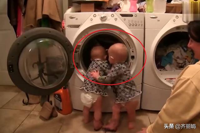 国外一对双胞胎好奇闻袜子，宝妈居然不制止，网友：好萌好可爱