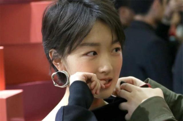 孩子总爱“啃指甲”，无非2大原因，家长要正确处理