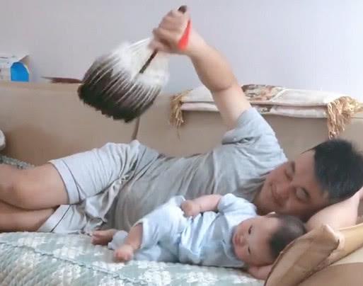“超享受父子”躺沙发上乘凉火了，萌娃：嗯，得劲儿